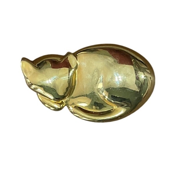 Liz Claiborne Cat Brooch Pin Sleeping Gold Tone Glossy Vintage Signed 1.75" - Picture 2 of 6